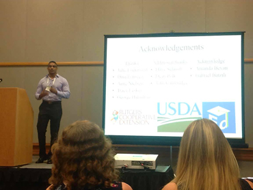 Photo: Rafael Valentin presents at the 2017 Ecological Society of America conference