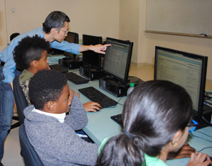 Photo: Analyzing DNA in the computer lab
